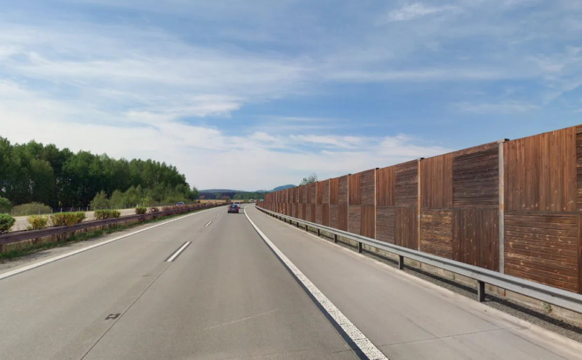 Na 133. km dálnice D5 startuje oprava protihlukové stěny. Potrvá do půlky června
