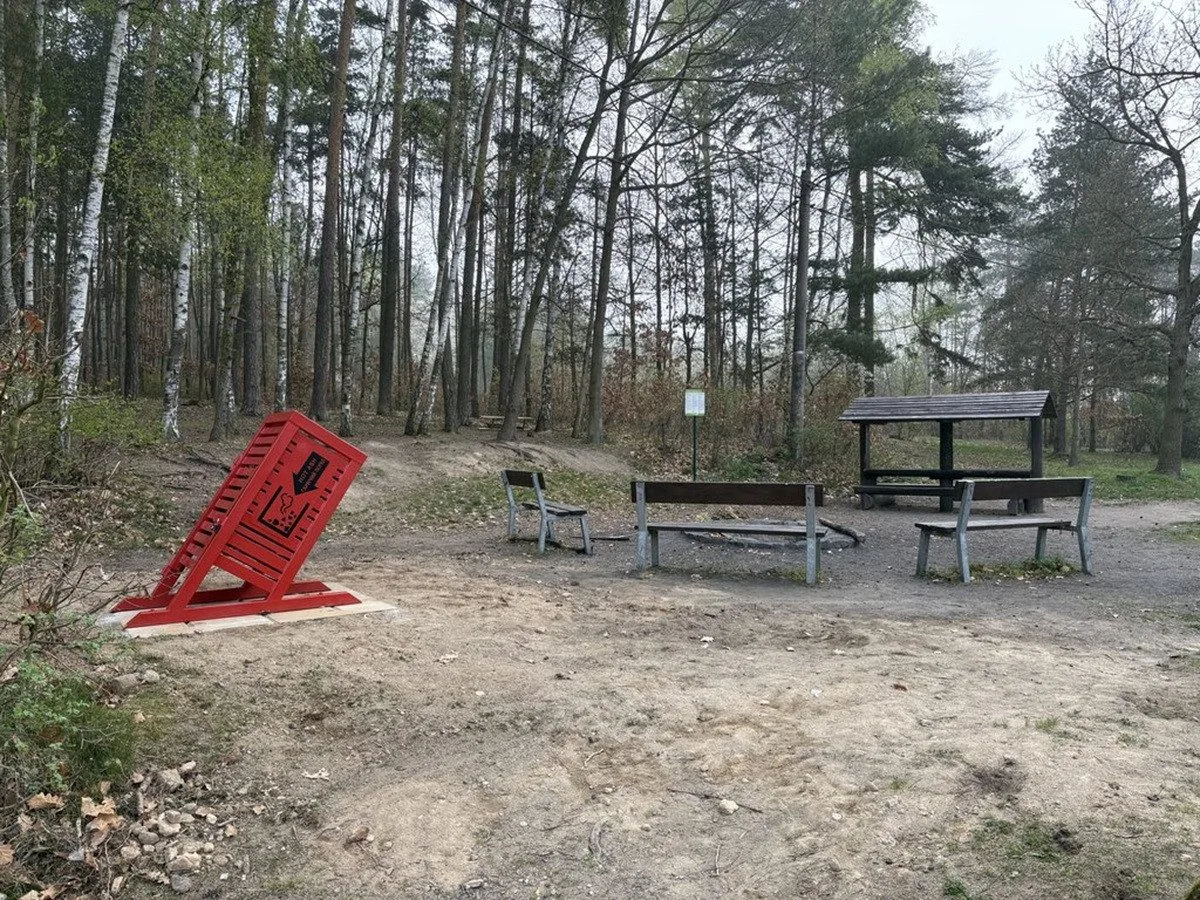 U veřejných ohnišť se objevily červené uhláky, inspirace přišla z daleké Kanady