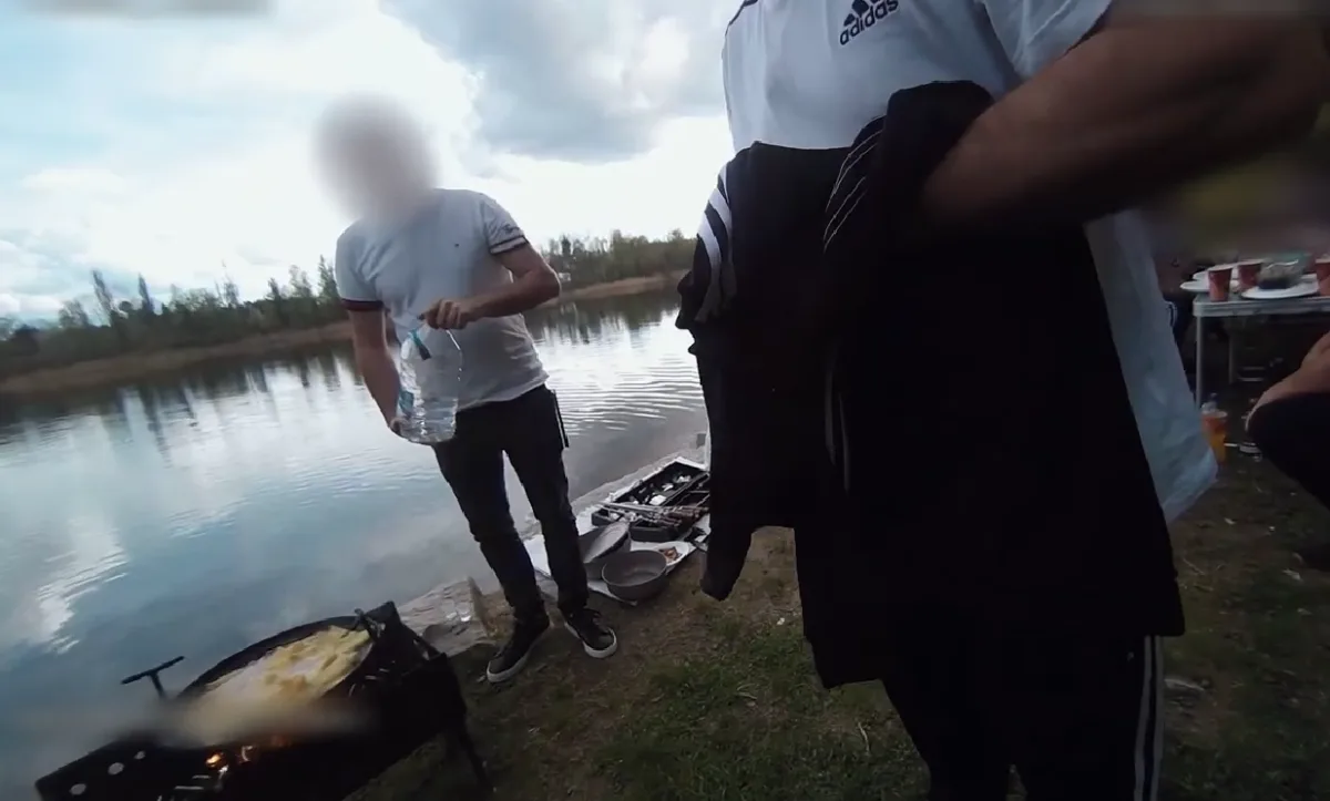 VIDEO: Lidé i přes zákaz rozdělávají ohně, kde nemají. Začaly padat pokuty
