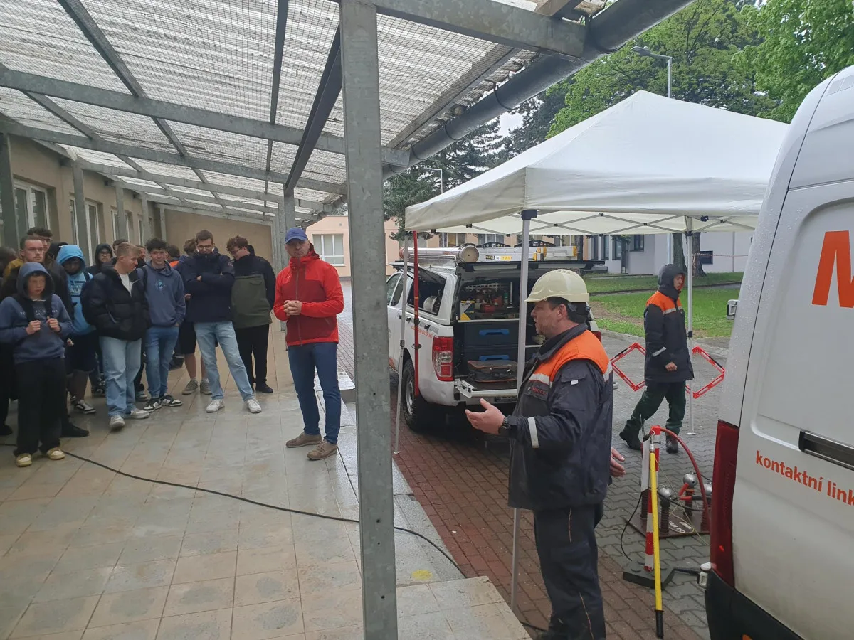 Studenti SOU elektrotechnického v Plzni nabírali zkušenosti „z terénu“ od odborníků z ČEZ