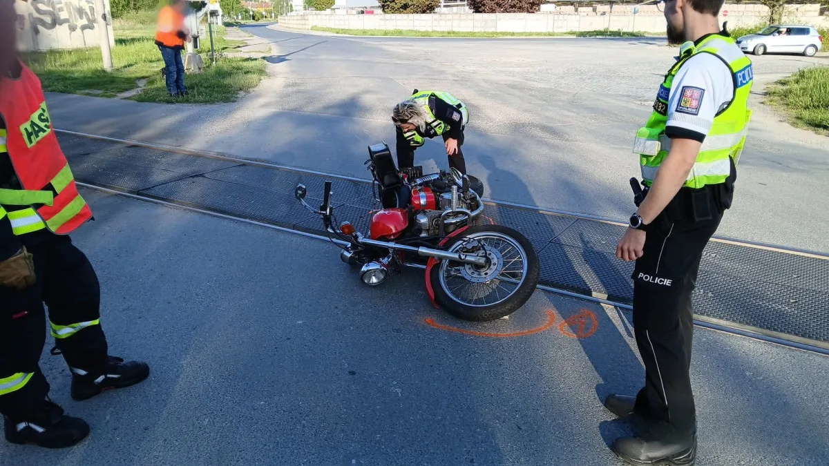 Motorkář narazil na železničním přejezdu do závor. Zranil se na hlavě a na noze