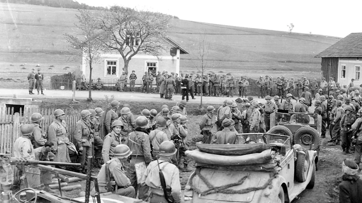 Fotografie zachycující čekání před podpisem kapitulace. V pozadí se podle historika Roučky zvedá kopec Tanaberk s kostelíkem sv. Anna