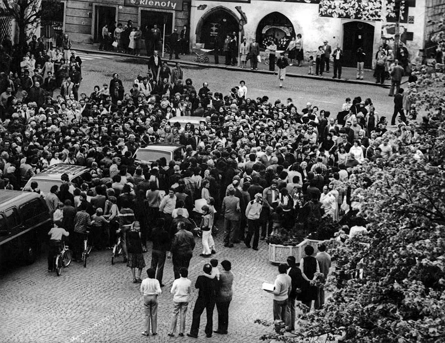 Tajně pořízená fotografie Milanem Pokorným z věže dnešní radnice v Sušici v roce 1986. Zachycuje nepovolené shromáždění občanů po příjezdu delegace z amerického velvyslanectví