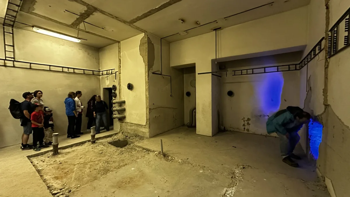 Obří tajemnou budovu mohli lidé po desítkách let poprvé prozkoumat i zevnitř