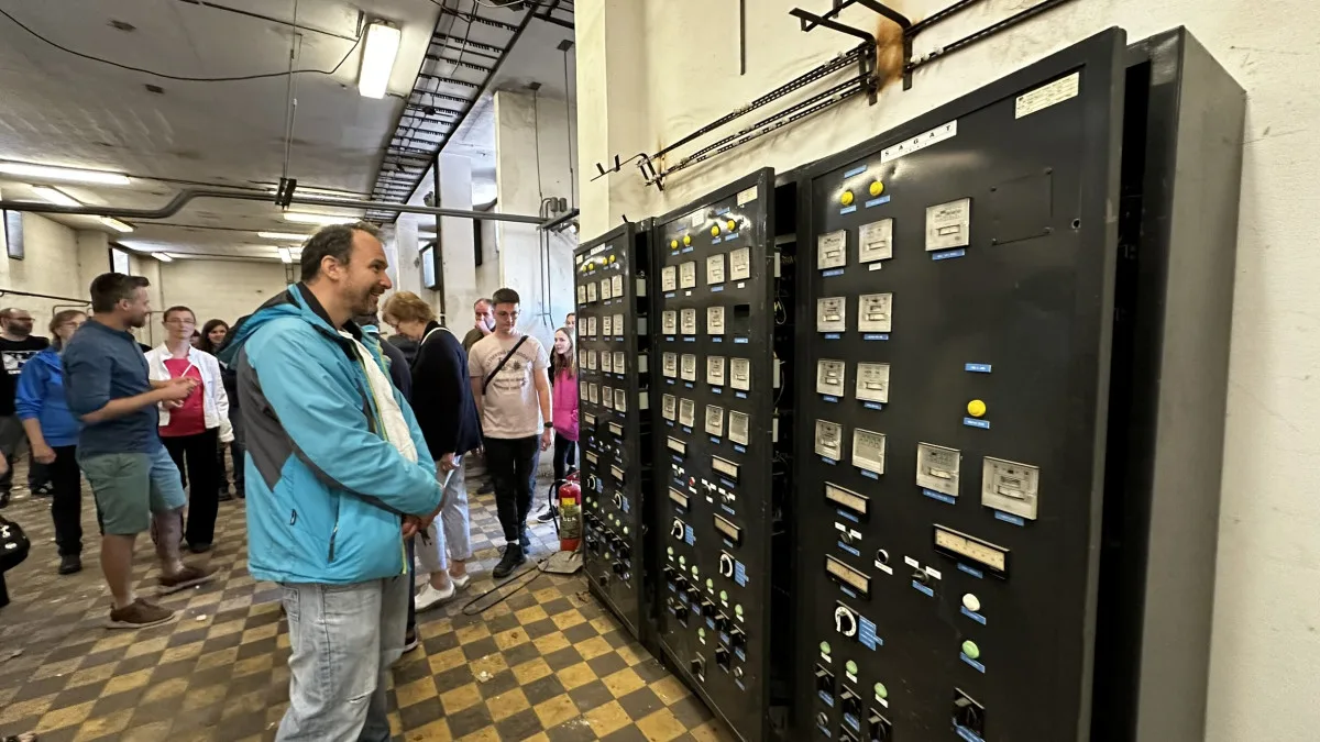 Obří tajemnou budovu mohli lidé po desítkách let poprvé prozkoumat i zevnitř