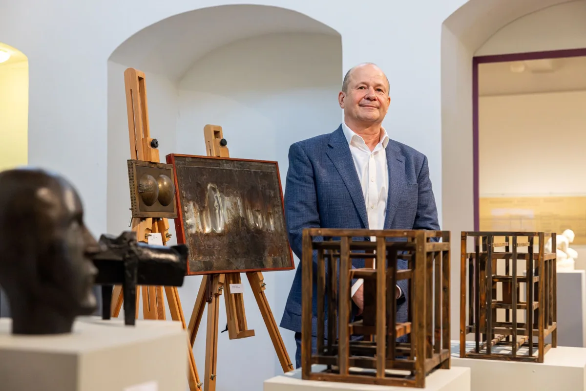Ředitel galerie Roman Musil představuje část darované kolekce děl umělce Zbyňka Sekala