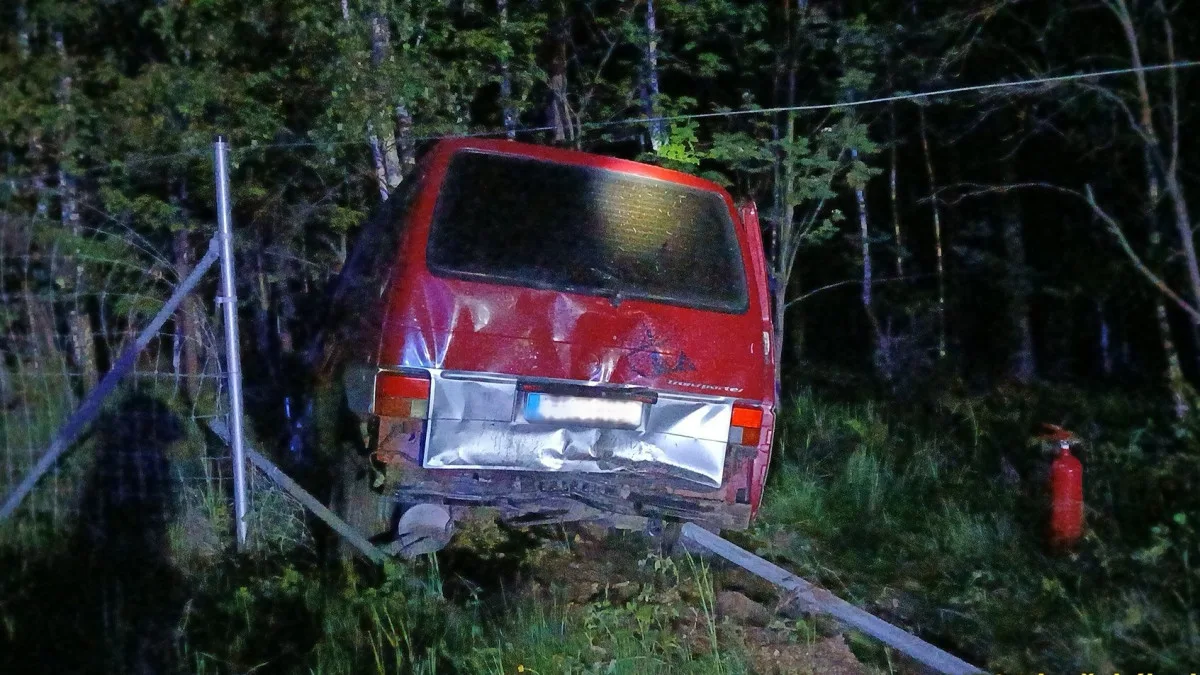 Tři osobáky havarovaly na dálnici D5. Jedno auto skončilo za plotem v lese