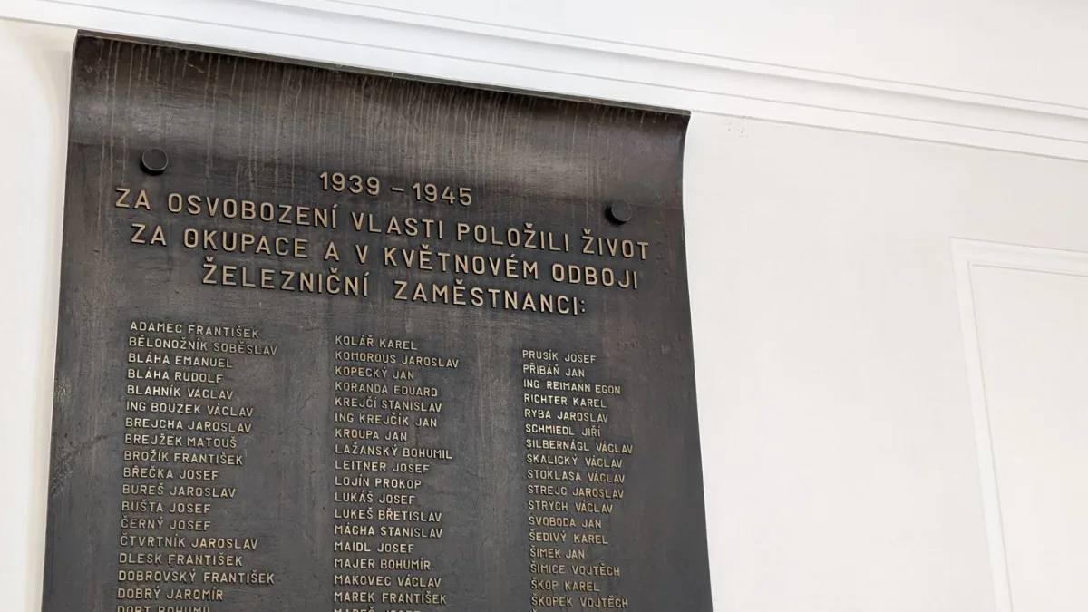 Nadšenci mapují pamětní desky na českých nádražích, zaměřují se na padlé železničáře