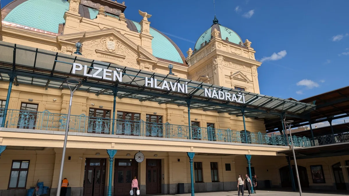 Nadšenci mapují pamětní desky na českých nádražích, zaměřují se na padlé železničáře