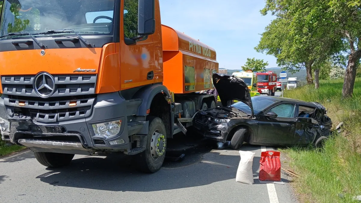 Tři nezletilé děti se zranily při srážce cisterny s osobním automobilem