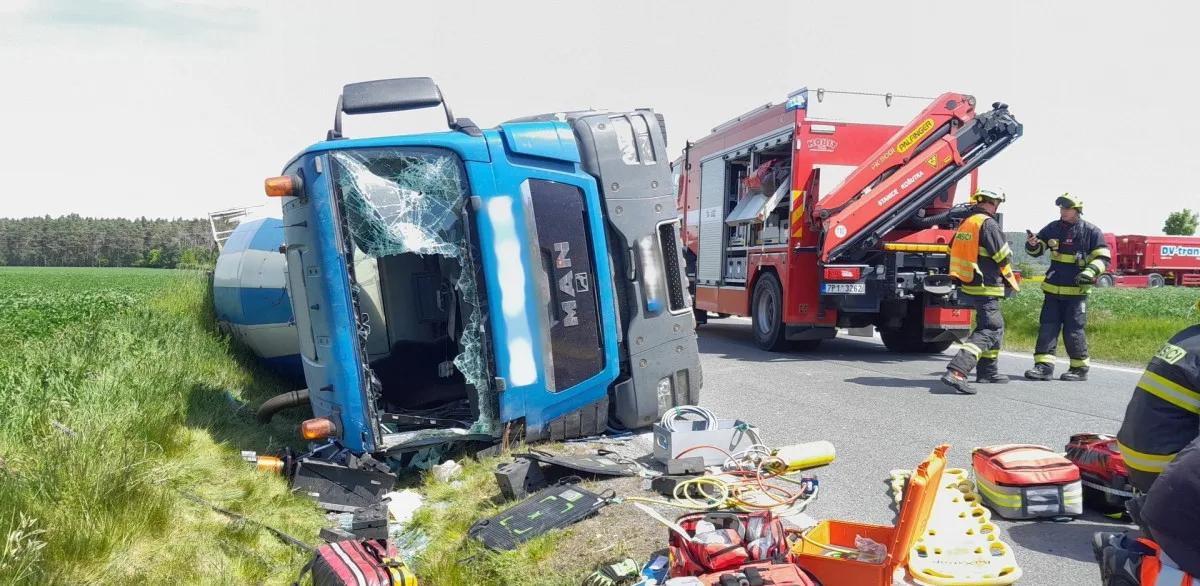 Řidič zůstal zaklíněný pod převráceným domíchávačem, utrpěl zranění na hlavě