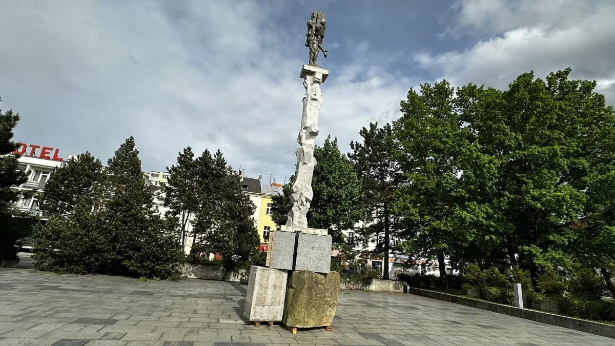 Prestižní plac tentokrát obsadil Vojtěch Míča se sousoším nazvaným Krajina