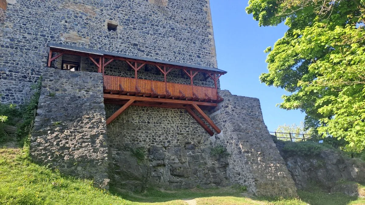 Lávku na hradu Radyně napadla dřevokazná houba, nová vyšla na více než milion. Foto: Se svolením Město Starý Plzenec
