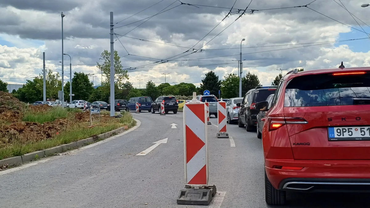 Další kolaps na opravované křižovatce u Makra. Motoristé v kolonách stáli přes hodinu