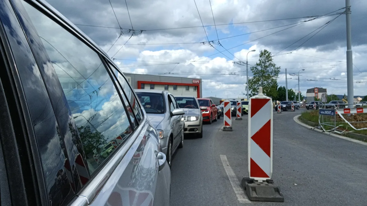 Další kolaps na opravované křižovatce u Makra. Motoristé v kolonách stáli přes hodinu