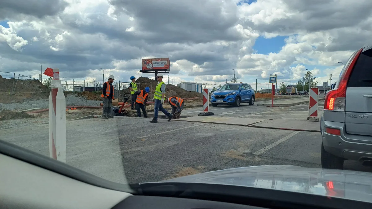 Další kolaps na opravované křižovatce u Makra. Motoristé v kolonách stáli přes hodinu