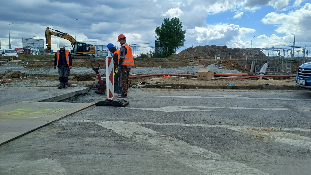 Další kolaps na opravované křižovatce u Makra. Motoristé v kolonách stáli přes hodinu