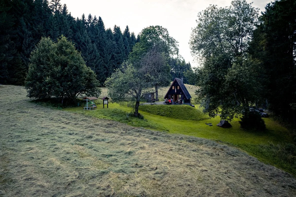 Zapomenuté příběhy zaniklé osady v srdci Českého lesa připomene letní kino a besedy
