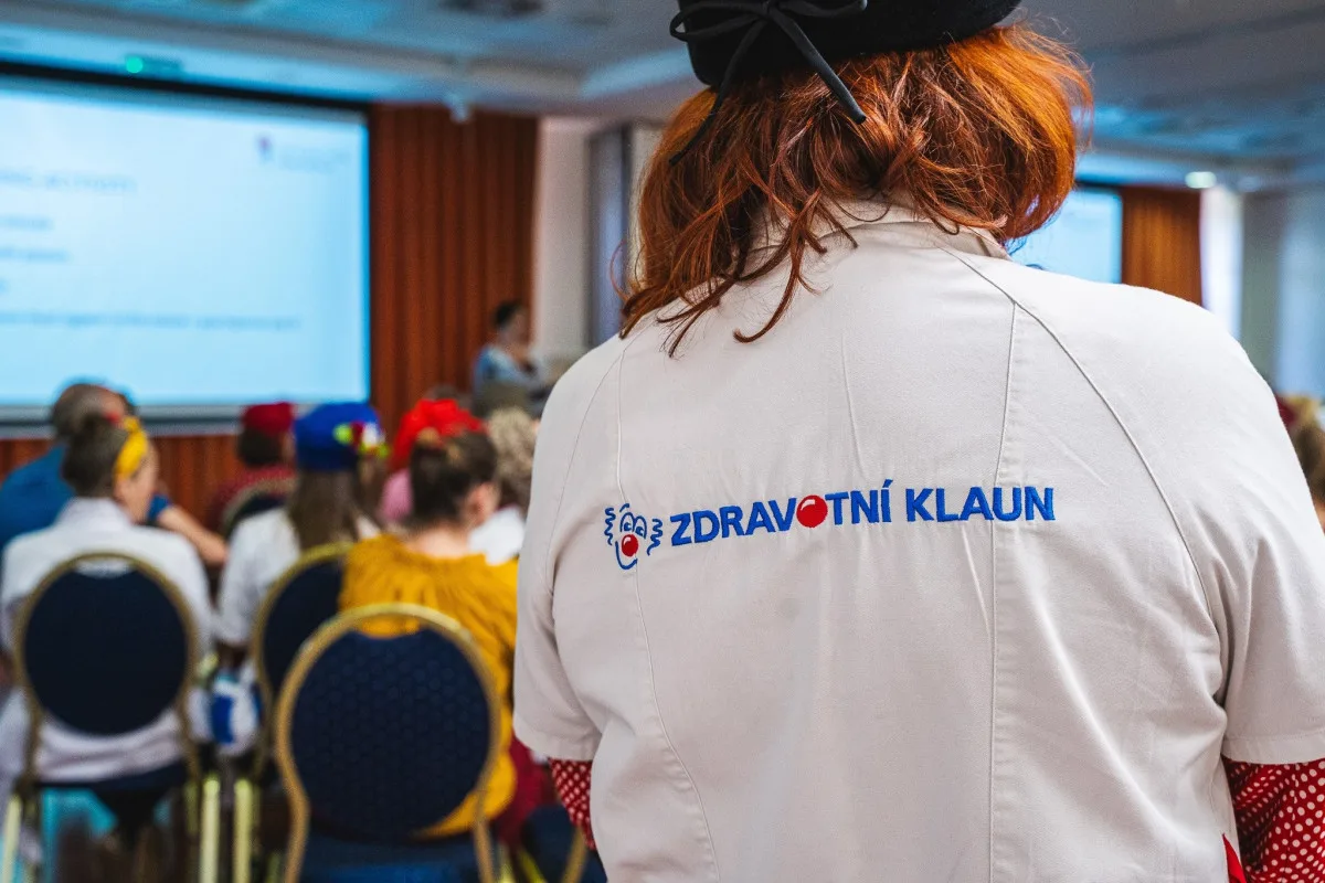 Stovka zdravotních klaunů z 11 zemí světa se vzdělává na velkém setkání profesionálů