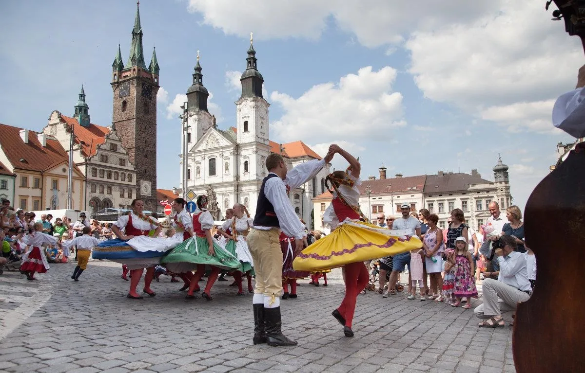 Klatovská pouť přivede do města folklor, hudbu i kolotoče