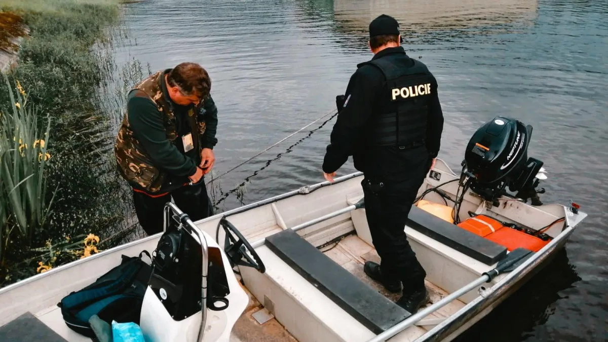 Policisté na přehradě Hracholusky kontrolovali rybáře, pozornosti neunikli ani cizinci