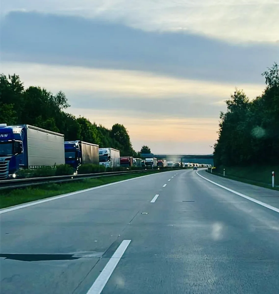 Kolony kamionů ucpaly provoz na dálnici D5 směrem do Německa
