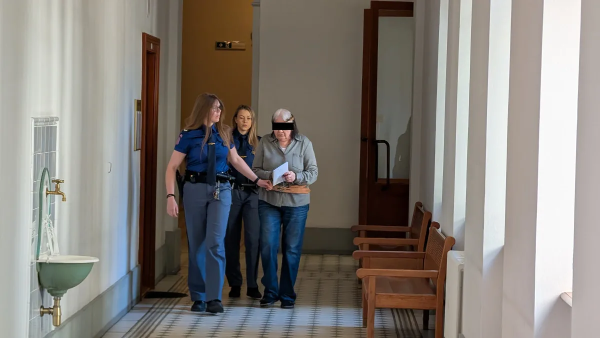 Poslední kapkou bylo chrápání, seniorka zavraždila partnera a schovala ho na zahradě
