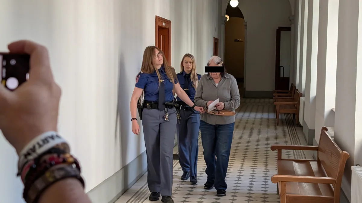 Poslední kapkou bylo chrápání, seniorka zavraždila partnera a schovala ho na zahradě