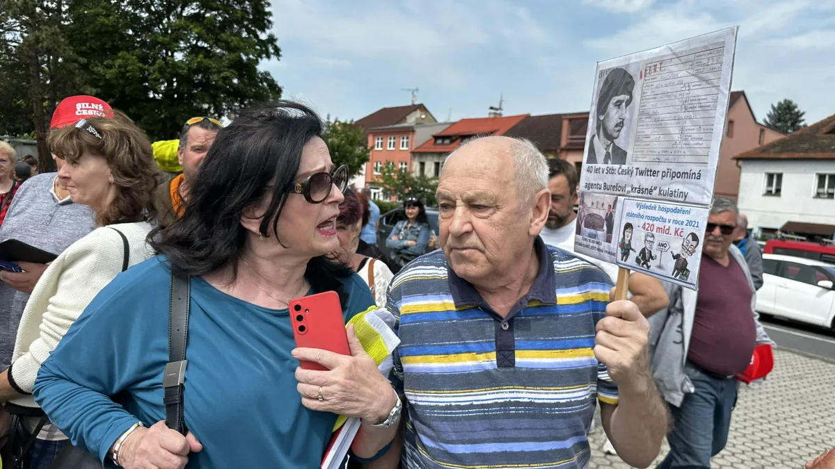 Neúnavný senior s transparentem opět vytrolil mítink Andreje Babiše. Nechyběla strkanice a nadávky