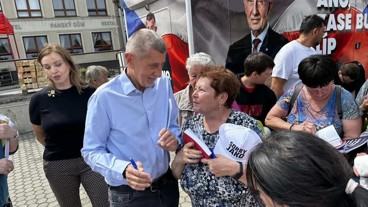 Neúnavný senior s transparentem opět vytrolil mítink Andreje Babiše. Nechyběla strkanice a nadávky