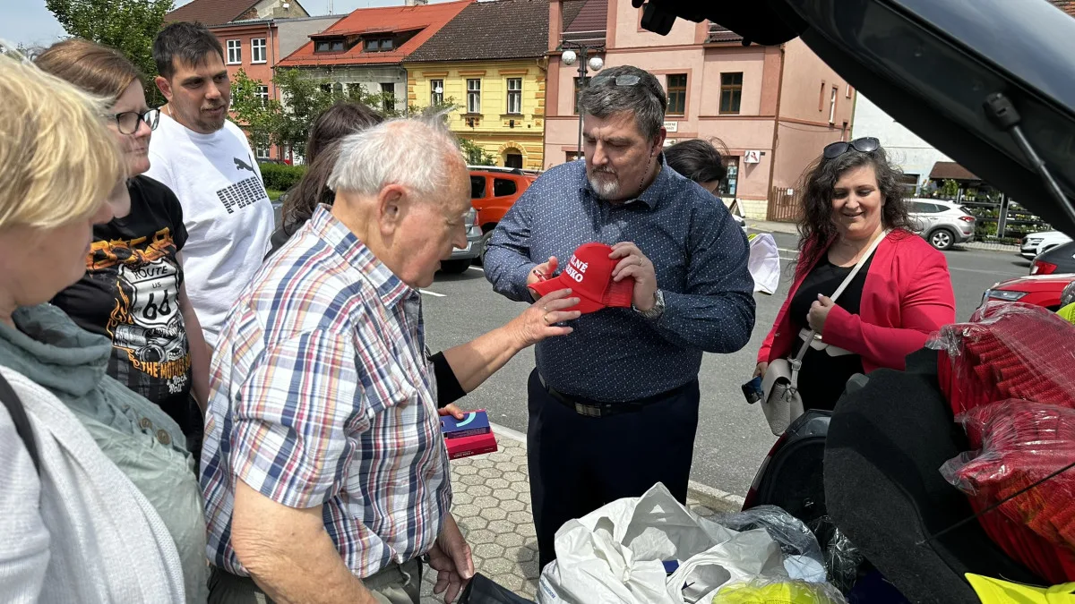 Neúnavný senior s transparentem opět vytrolil mítink Andreje Babiše. Nechyběla strkanice a nadávky