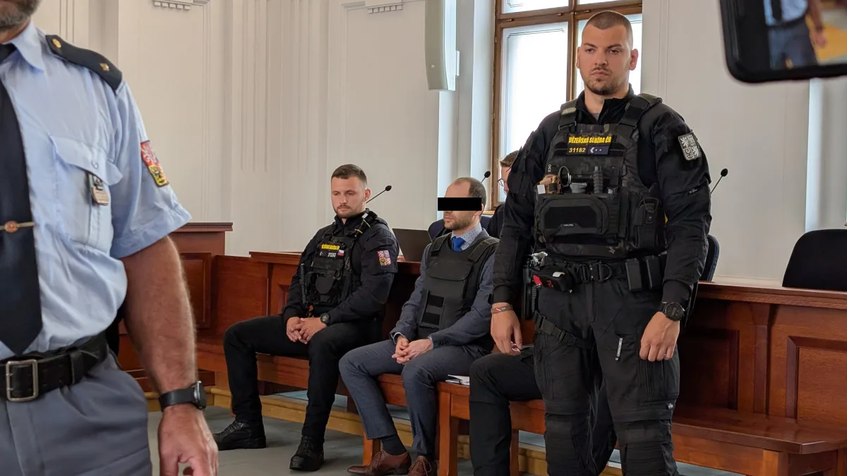 Primář surově zavraždil sekerou svou milenku. K soudu přišel v slzách a neprůstřelné vestě