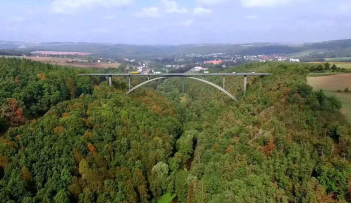 Vizualizace nového mostu přes řeku Střelu u Plas na severním Plzeňsku