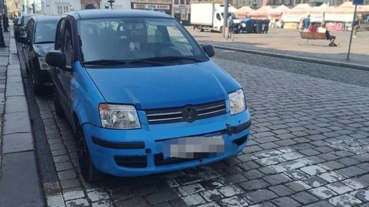 Auto parkovalo těsně u přechodu na náměstí Republiky