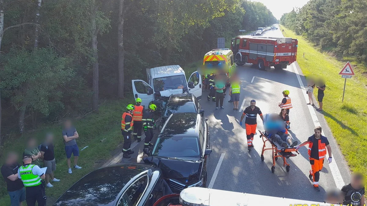 Tři lidé se zranili při hromadné nehodě pěti automobilů na frekventované silnici I/20