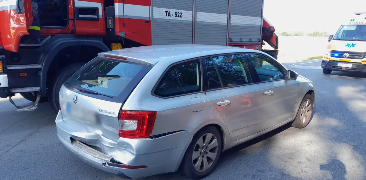 Tři lidé se zranili při hromadné nehodě pěti automobilů na frekventované silnici I/20