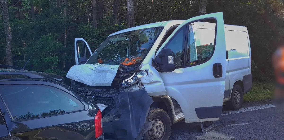 Tři lidé se zranili při hromadné nehodě pěti automobilů na frekventované silnici I/20