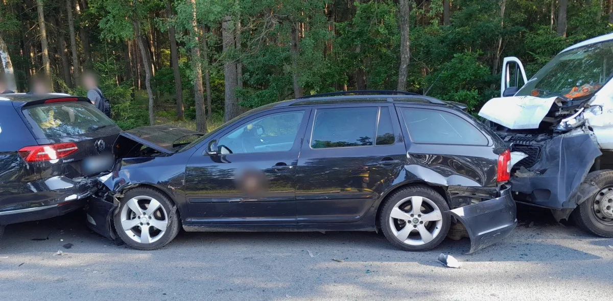 Tři lidé se zranili při hromadné nehodě pěti automobilů na frekventované silnici I/20