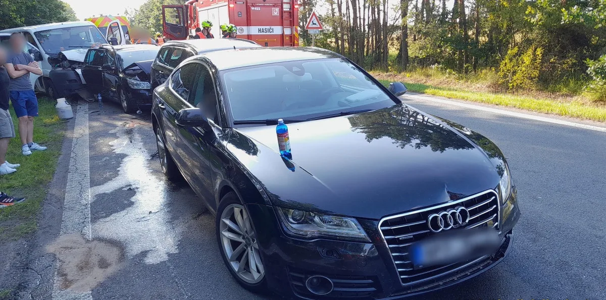 Tři lidé se zranili při hromadné nehodě pěti automobilů na frekventované silnici I/20