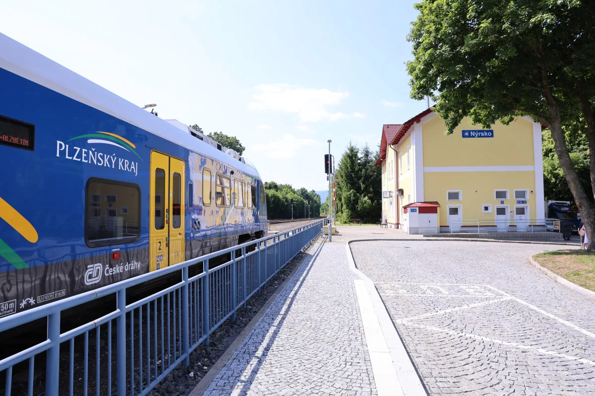 Kvůli přestupu museli v Nýrsku popojít 300 metrů, nový terminál teď vše propojil