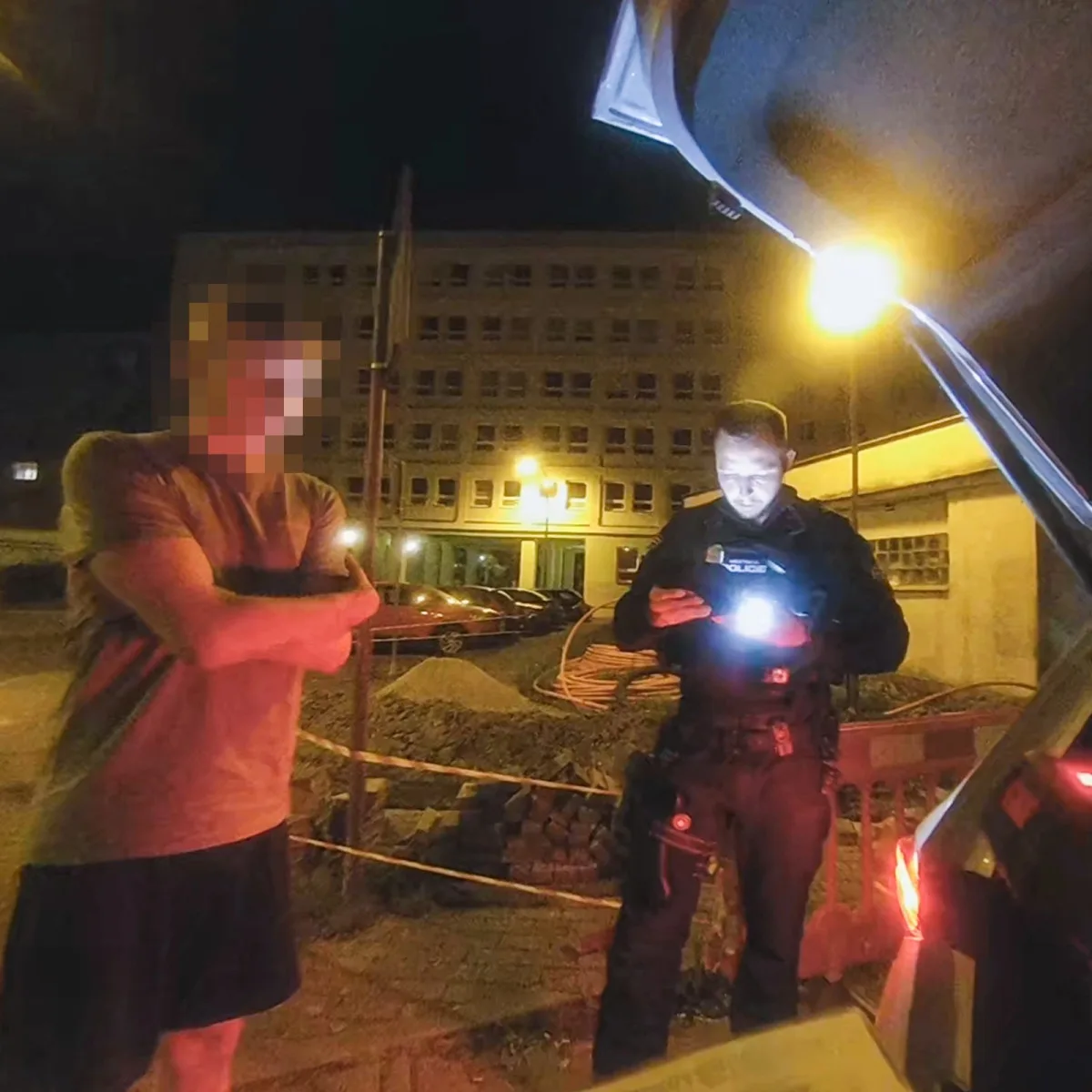 Mladý řidič zhasl světla doufal, že si ho policie nevšimne. Na triku měl řadu průšvihů