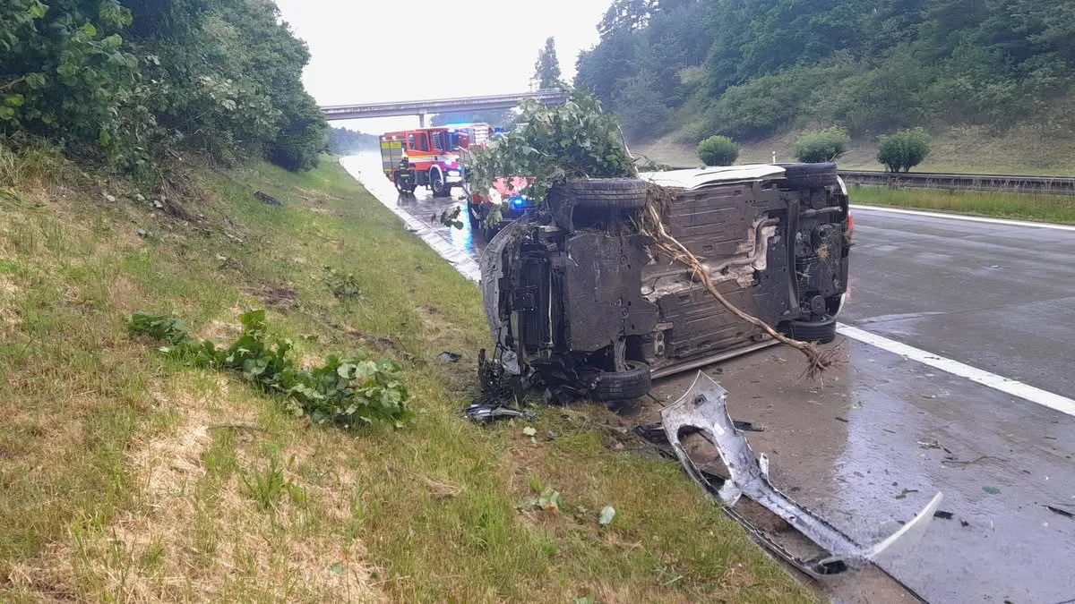 Hrozivá nehoda na dálnici D5. Auto vyletělo na mokru ze silnice až k lesu, kde vytrhlo strom