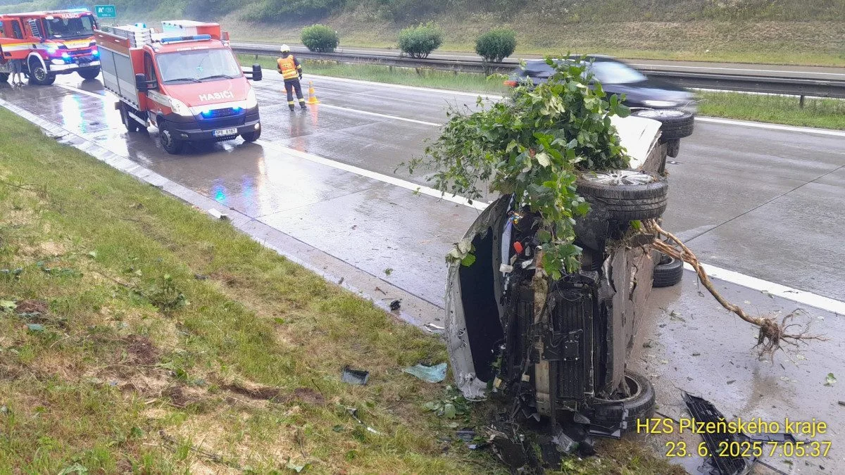 Hrozivá nehoda na dálnici D5. Auto vyletělo na mokru ze silnice až k lesu, kde vytrhlo strom