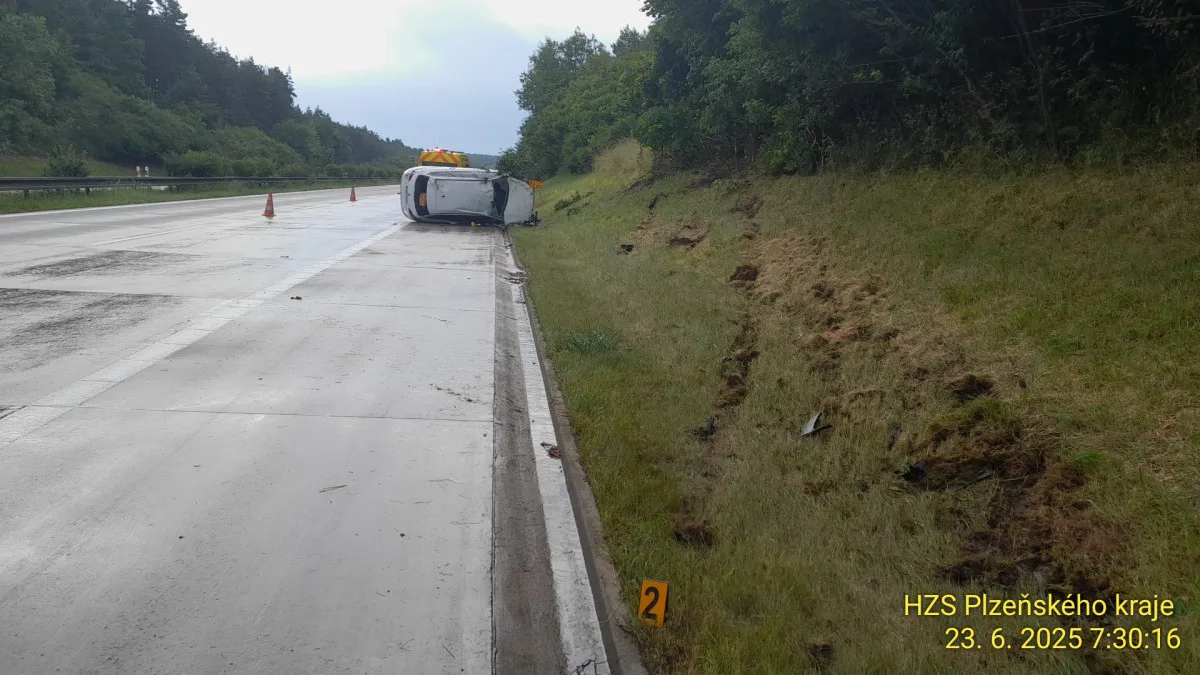 Hrozivá nehoda na dálnici D5. Auto vyletělo na mokru ze silnice až k lesu, kde vytrhlo strom