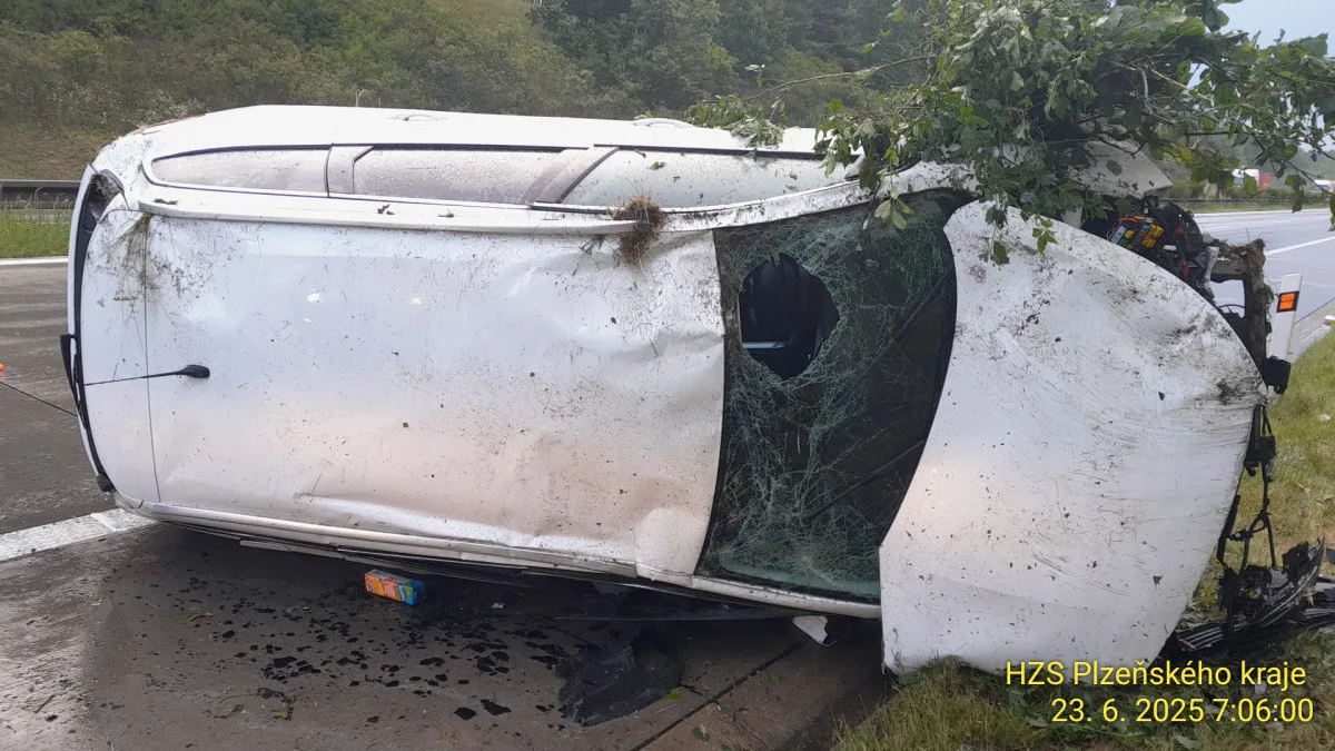 Hrozivá nehoda na dálnici D5. Auto vyletělo na mokru ze silnice až k lesu, kde vytrhlo strom