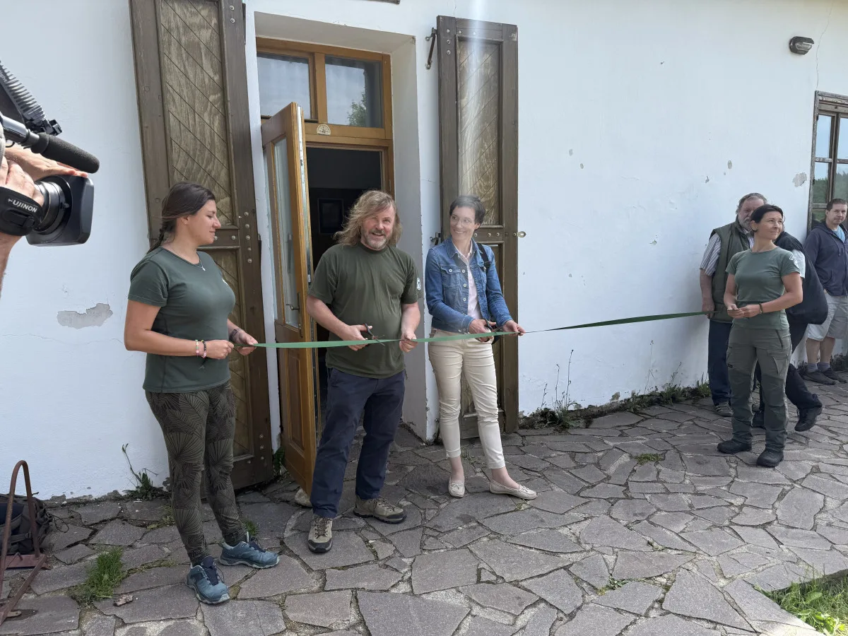 Legendární hájovna na Březníku leží v části Šumavy s nejdrsnějším počasím. Teď láká na novou výstavu
