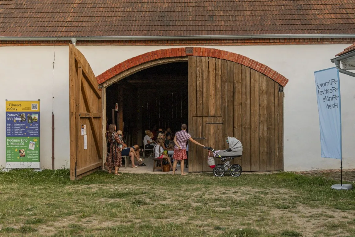 Letní kino na místech, kde byste to nečekali. Promítání bude v pivovaru i ve stodole