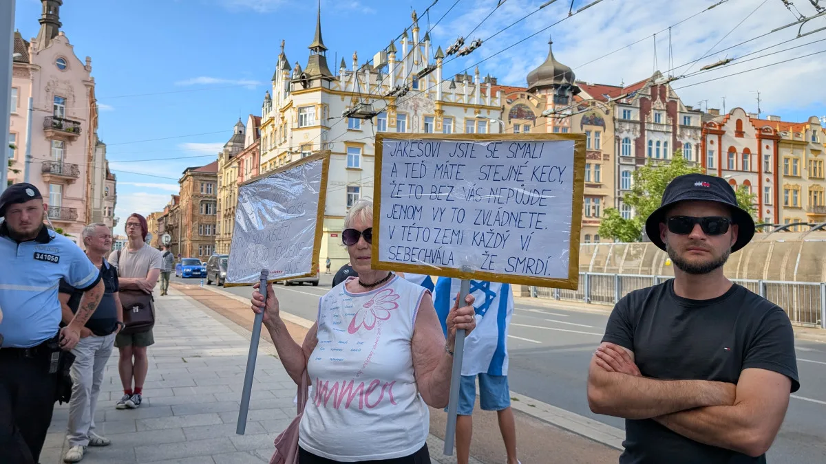 Vlastizrádce, hanba, skandovali odpůrci Petra Fialy. Debatu v Plzni zahalila pachuť nenávisti