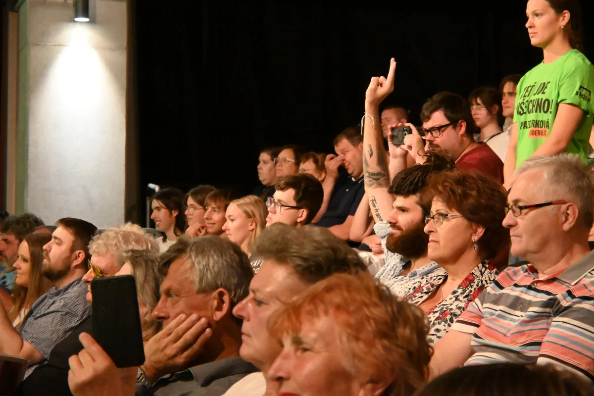 Vlastizrádce, hanba, skandovali odpůrci Petra Fialy. Debatu v Plzni zahalila pachuť nenávisti
