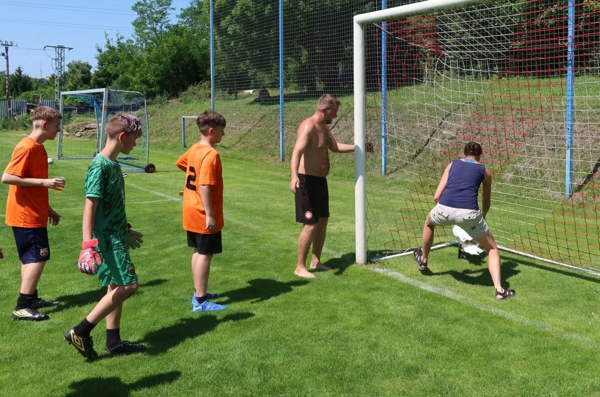 Zmatená labuť přistála během tréninku uprostřed fotbalového hřiště. Chytili ji v bráně